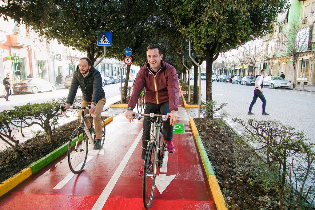 Fietsen in Nederlands landschap met windmolens